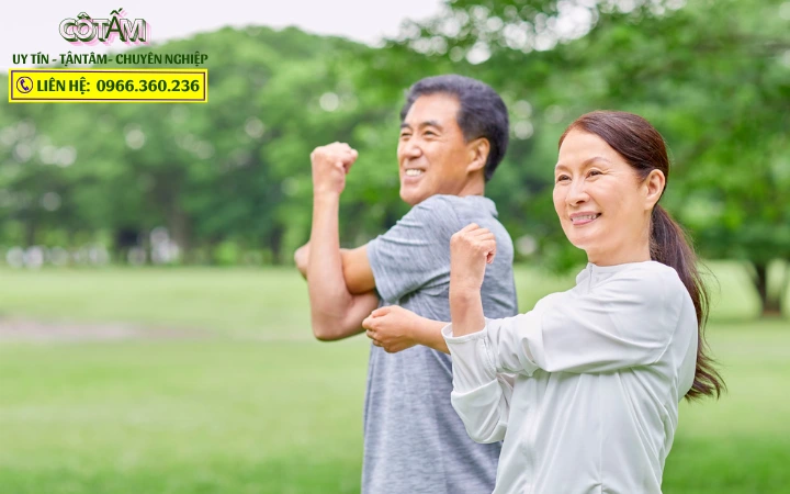 Huấn luyện giúp việc chăm sóc người già qua các khóa học chuyên nghiệp