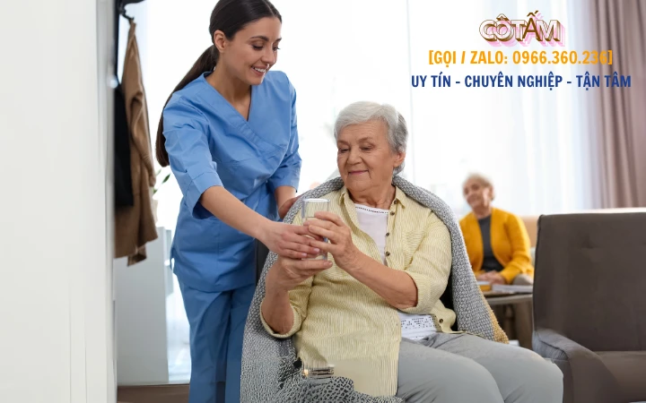 Vai trò quan trọng của người giúp việc chăm sóc người bệnh