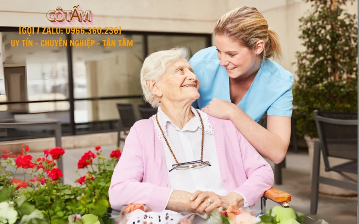 Gác lại lo lắng với sự giúp đỡ của người giúp việc chăm sóc người già