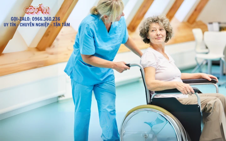 Người giúp việc chăm sóc người già với trái tim ấm áp