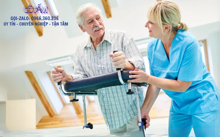 So sánh các dịch vụ giúp việc chăm sóc người già hiện nay