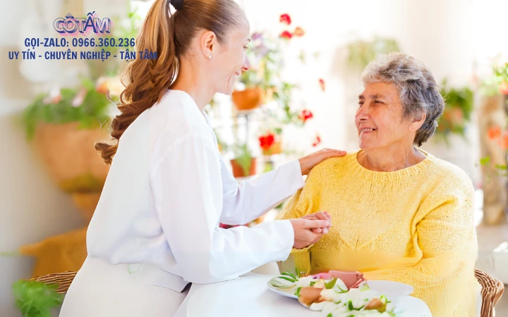 Tìm người giúp việc chăm người già qua các trang mạng xã hội