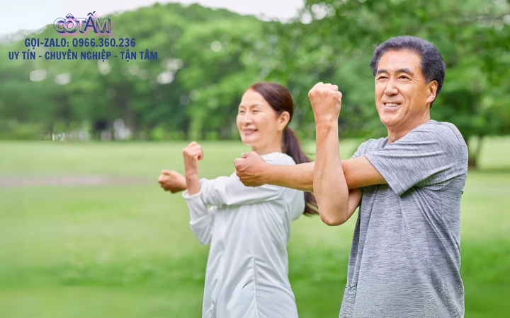 Tạo sự yên tâm cho con cái khi có giúp việc chăm người già
