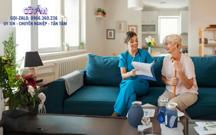 Thuê người chăm sóc người già nên chọn người tuổi già hay trẻ
