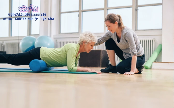Thuê người chăm sóc người già giúp cuộc sống dễ dàng hơn