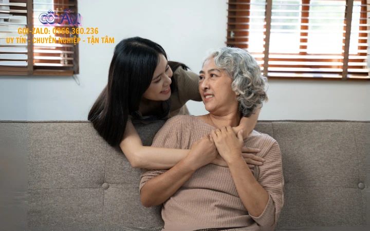Đảm bảo an toàn khi thuê người chăm sóc người già
