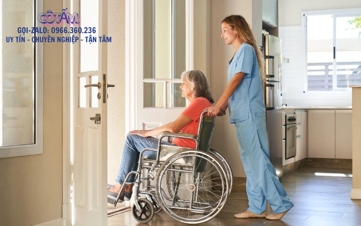 Chia sẻ kinh nghiệm thuê người chăm sóc người già thành công