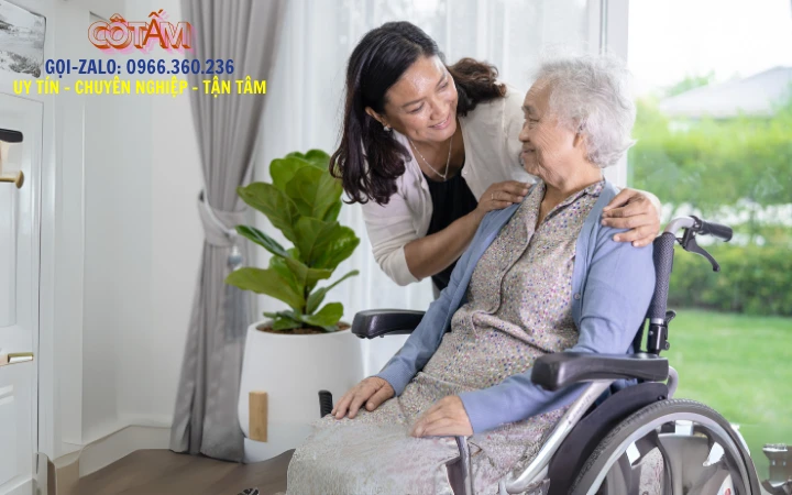 Nâng niu chăm sóc người già tận tình từ dịch vụ giúp việc