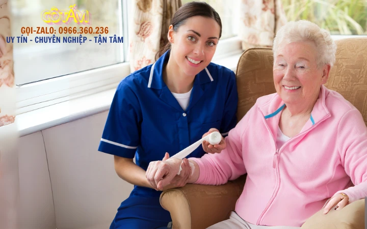 Giúp việc chăm sóc người già: Đặc điểm của dịch vụ uy tín