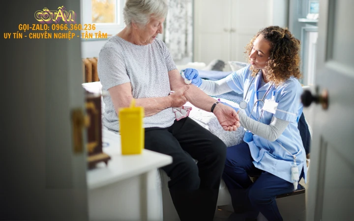 Giúp việc chăm sóc người già: Đầu tư cho sức khỏe & tình cảm