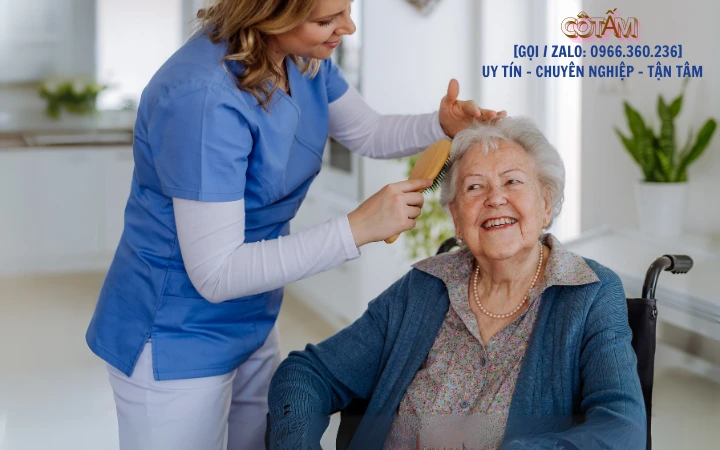 Chăm sóc người già đúng cách với sự hỗ trợ của người giúp việc