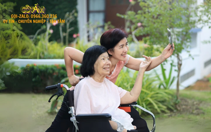 Lựa chọn người giúp việc chăm sóc người già theo nhu cầu