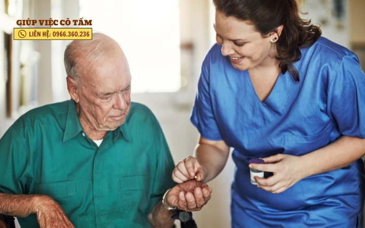 Lựa chọn dịch vụ giúp việc chăm người già phù hợp ở Hà Nội