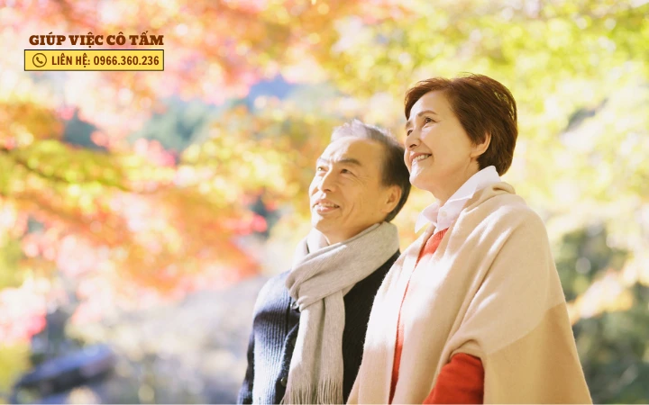 Cách chọn người giúp việc chăm người già đúng cách