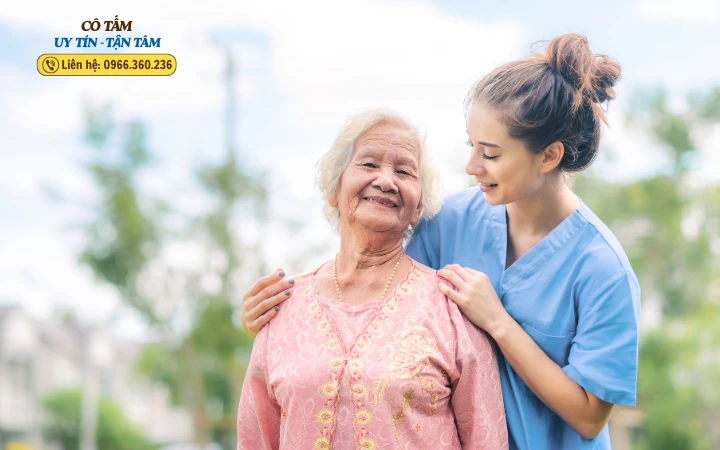 Tìm cách giảm chi phí khi thuê giúp việc chăm người già