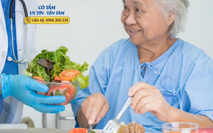 Giúp việc chăm người già: Những điều ít ai biết đến