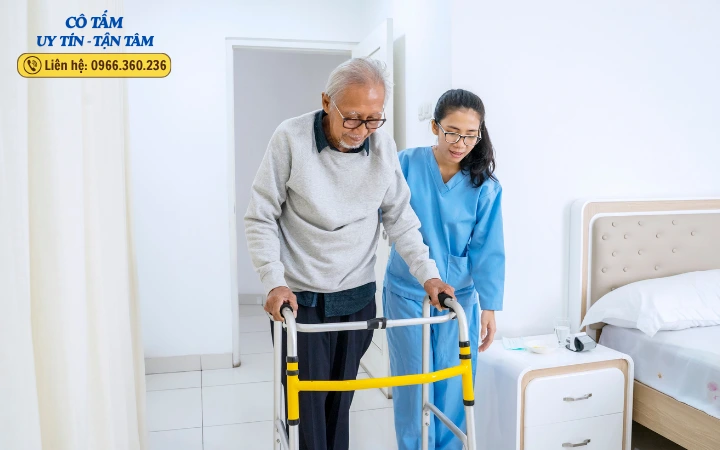 Hãy thận trọng khi lựa chọn giúp việc chăm người già