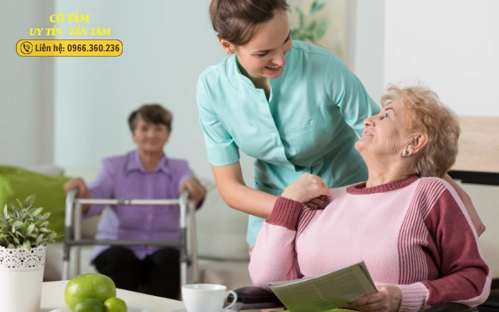 Giúp việc chăm người già giúp gia đình vượt khó khăn