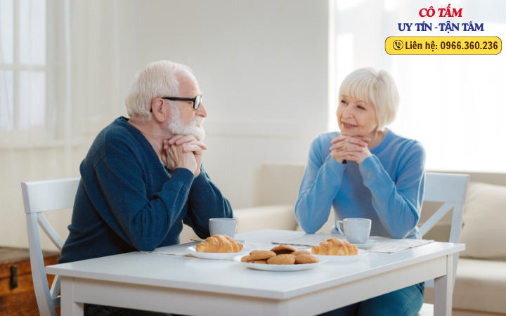 Bí quyết người giúp việc chăm người già nhanh khỏe mạnh