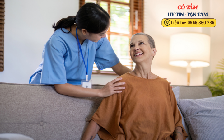 Tìm người chăm sóc người già tại nhà từ trung tâm uy tín