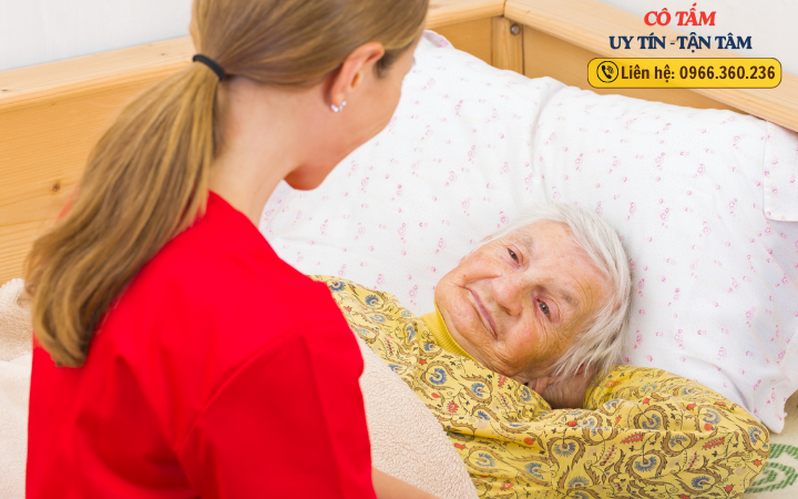 Những lưu ý khi thuê giúp việc chăm người bệnh tại nhà