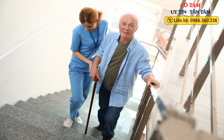 Phục vụ tận tâm với giúp việc chăm sóc bệnh nhân