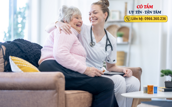 Dịch vụ thuê người chăm sóc bệnh nhân tại nhà đang được ưa chuộng.