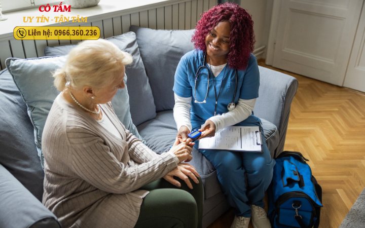 Mẹo chọn giúp việc chăm người già hợp lý và tiết kiệm
