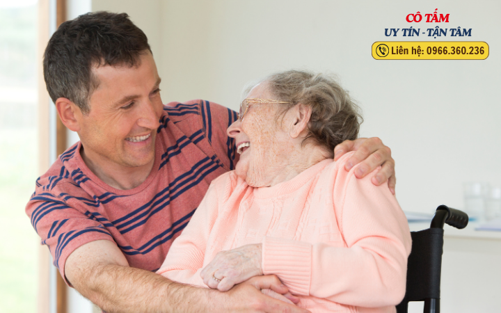 Mẹo quản lý giúp việc chăm người già hiệu quả hơn