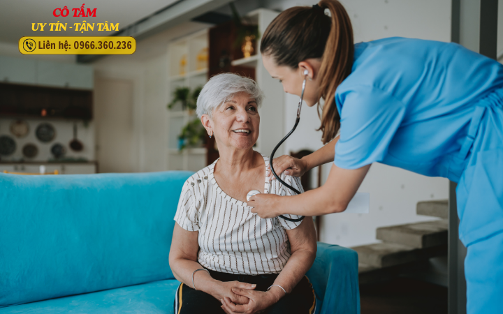 Giúp việc chăm người già - Giải pháp thông minh cho con cái