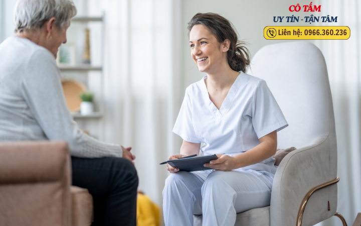 Nên lựa chọn dịch vụ giúp việc chăm người già nào tại Hà Nội?