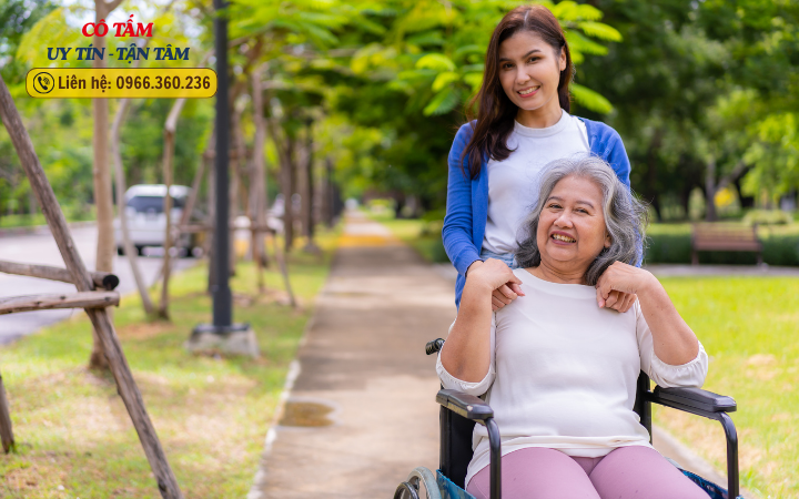 Sẵn sàng phục vụ khách hàng với giúp việc chăm người già