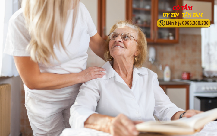 Đừng để tiền mất tật mang với giúp việc chăm người già