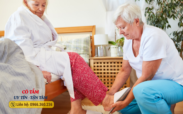 Mặt trái của dịch vụ giúp việc chăm người già