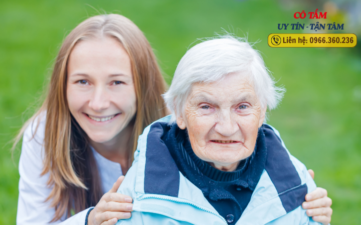 Cảnh báo về giúp việc chăm người già không uy tín