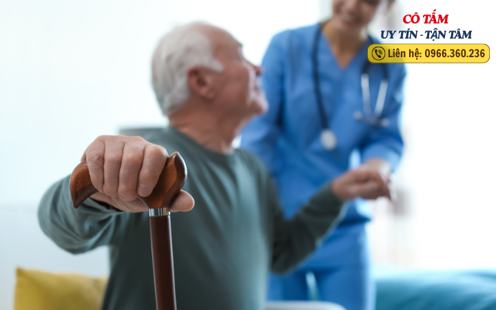 Dịch vụ giúp việc chăm người già: Lời cảnh báo.