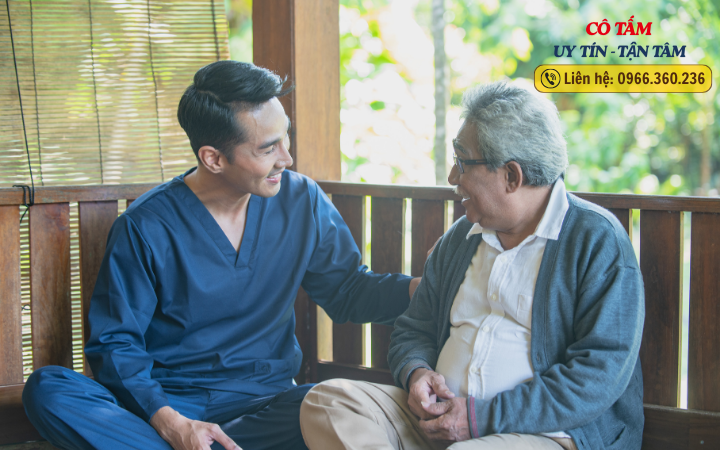 Đừng mắc bẫy khi tìm giúp việc chăm người già