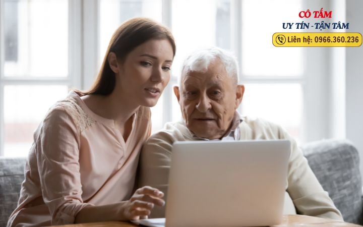 Vui vẻ và thân thiện trong giúp việc chăm người già uy tín