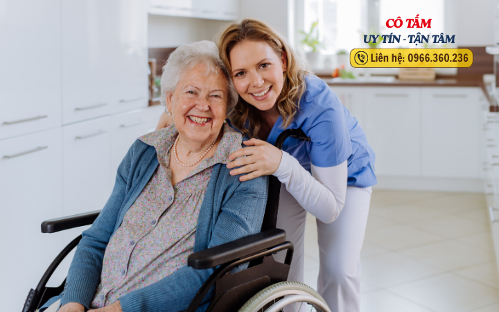 Khẳng định sự chuyên nghiệp với giúp việc chăm người già