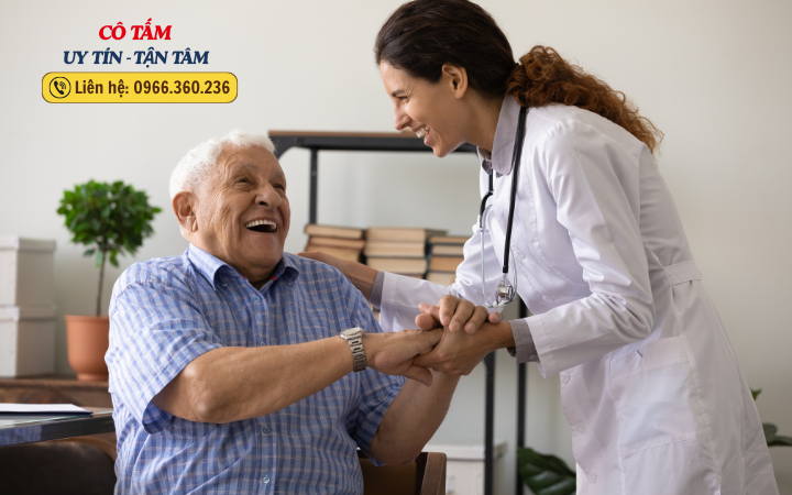 Giải đáp thắc mắc về phí giúp việc chăm người già