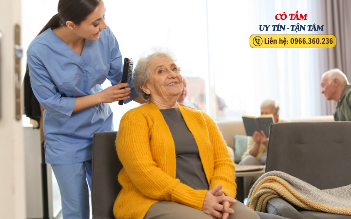 Thích hợp hay không khi sử dụng giúp việc chăm người già