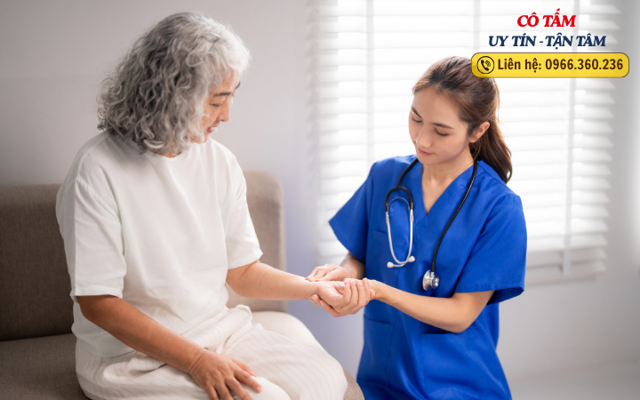 Vấn đề an toàn trong việc thuê giúp việc chăm người già