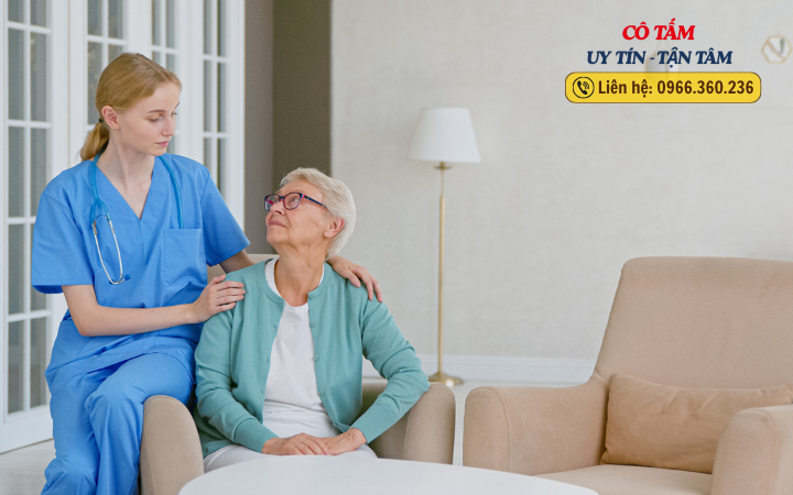 Tạo mối gắn kết với người già qua giúp việc chăm sóc.