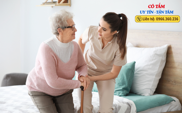 Giúp việc chăm người già: Kinh nghiệm quý báu từ những người đi trước