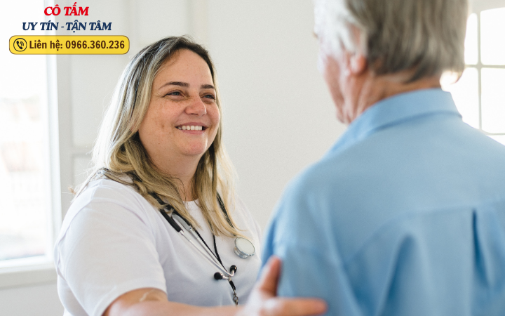 Giúp việc chăm người già: Một nghề đầy ý nghĩa