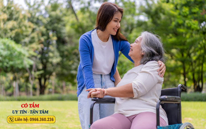 Giúp việc chăm người già: Những mẹo hữu ích từ chuyên gia