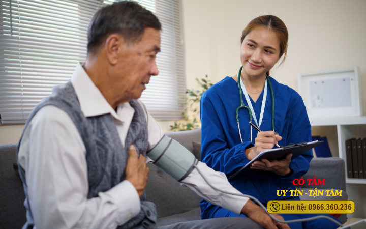 Cách duy trì sức khỏe cho người già qua giúp việc chăm sóc