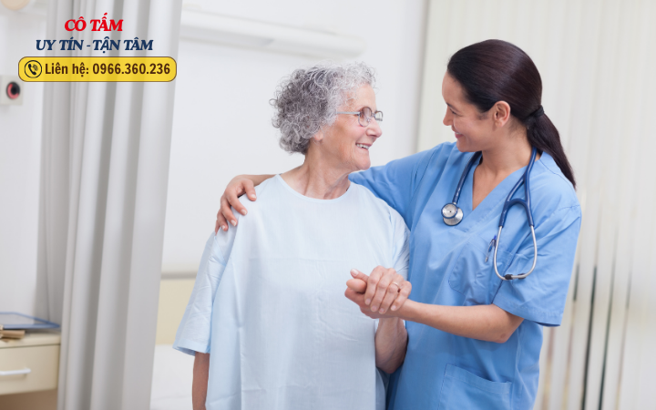 Trang bị kiến thức cho giúp việc chăm người bệnh hiệu quả