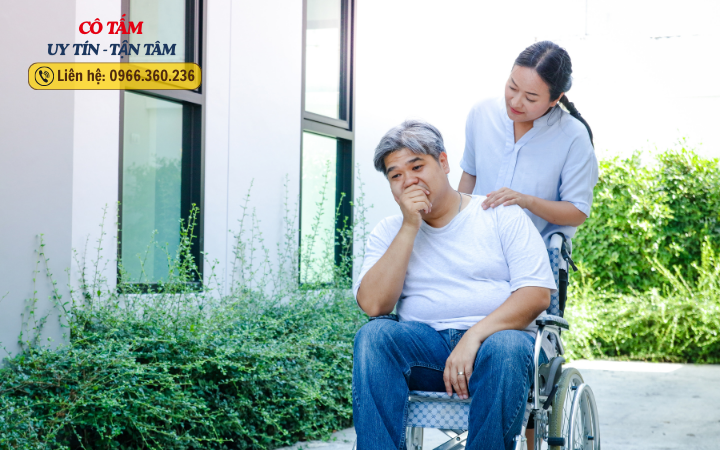 Giúp việc chăm người bệnh: Kết hợp tâm huyết và kỹ thuật.