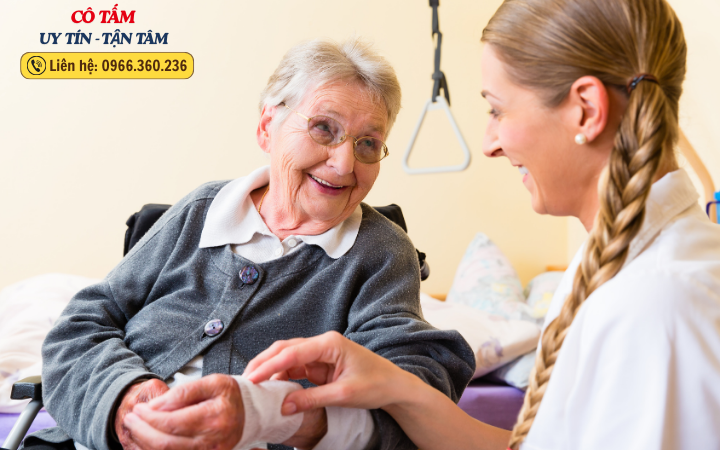 Chăm sóc người bệnh tại nhà: Vai trò của người giúp việc.